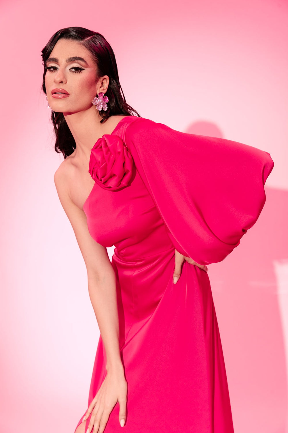 Φόρεμα μονόλευρο σατέν με λουλούδι Coelia