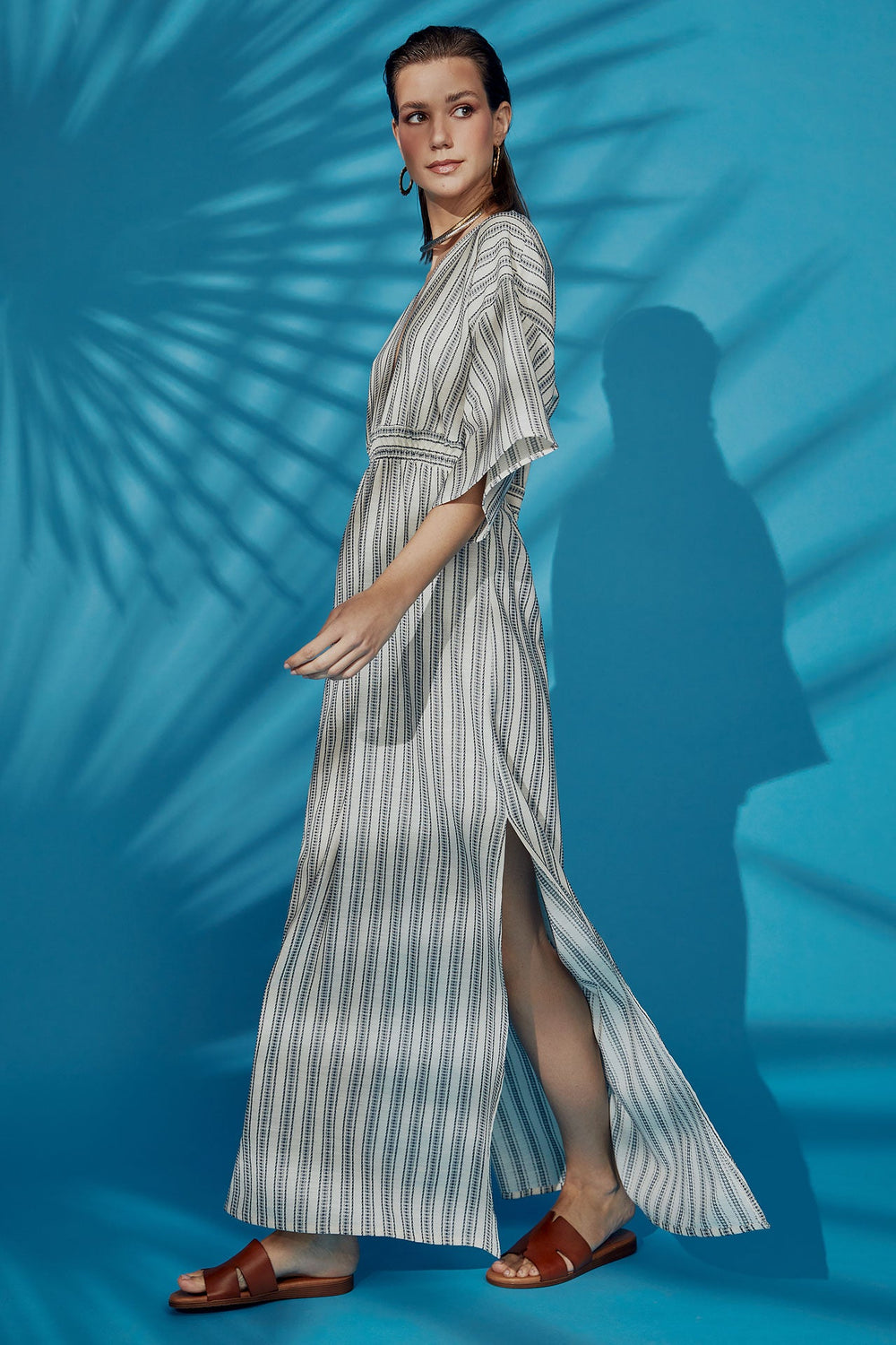 Μάξι βαμβακερό φόρεμα με ρίγες και V ντεκολντέ Figaro Fashion - A Collection Boutique