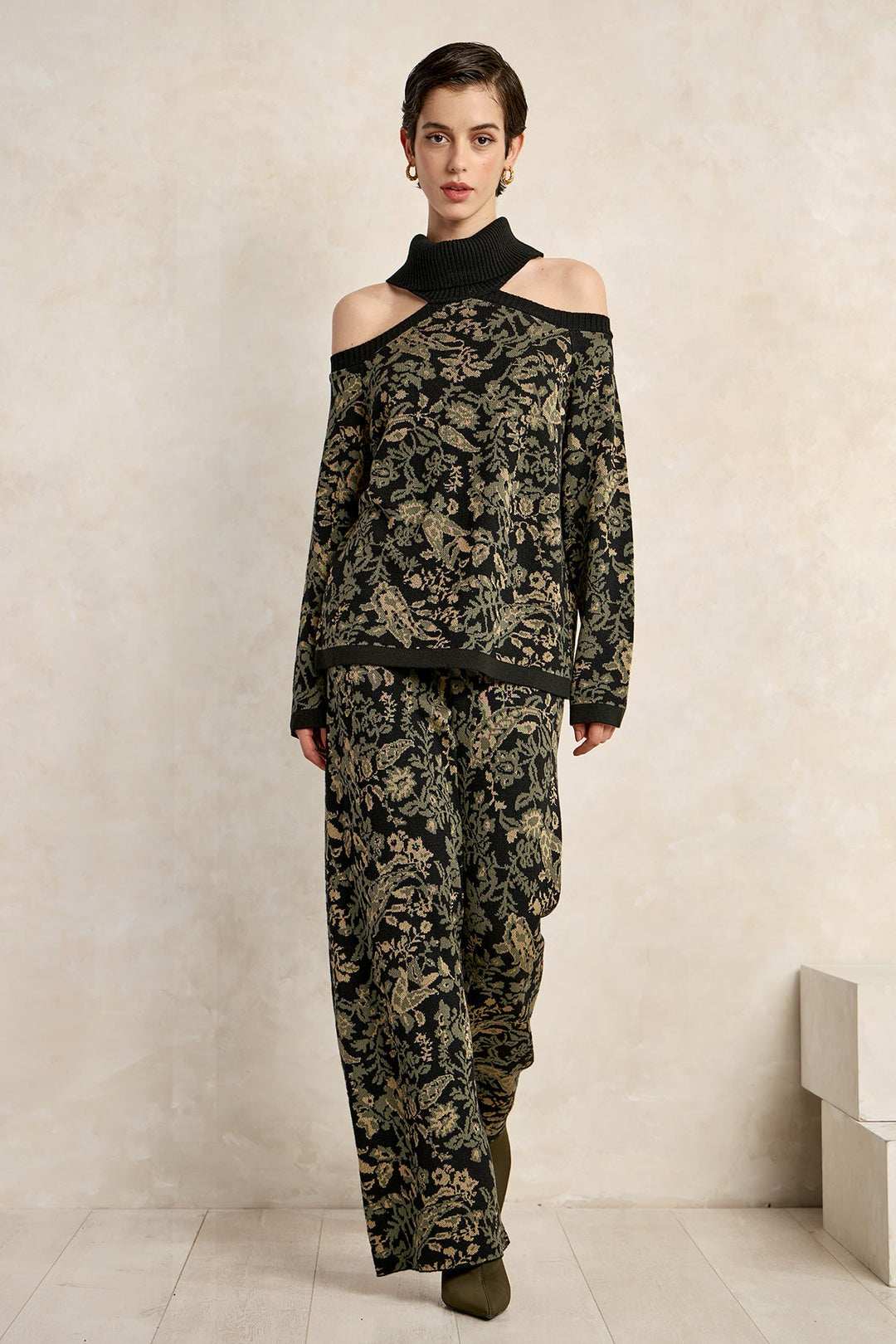 Παντελόνι φλοράλ με πλεκτρό ύφασμα Figaro Fashion - A Collection Boutique
