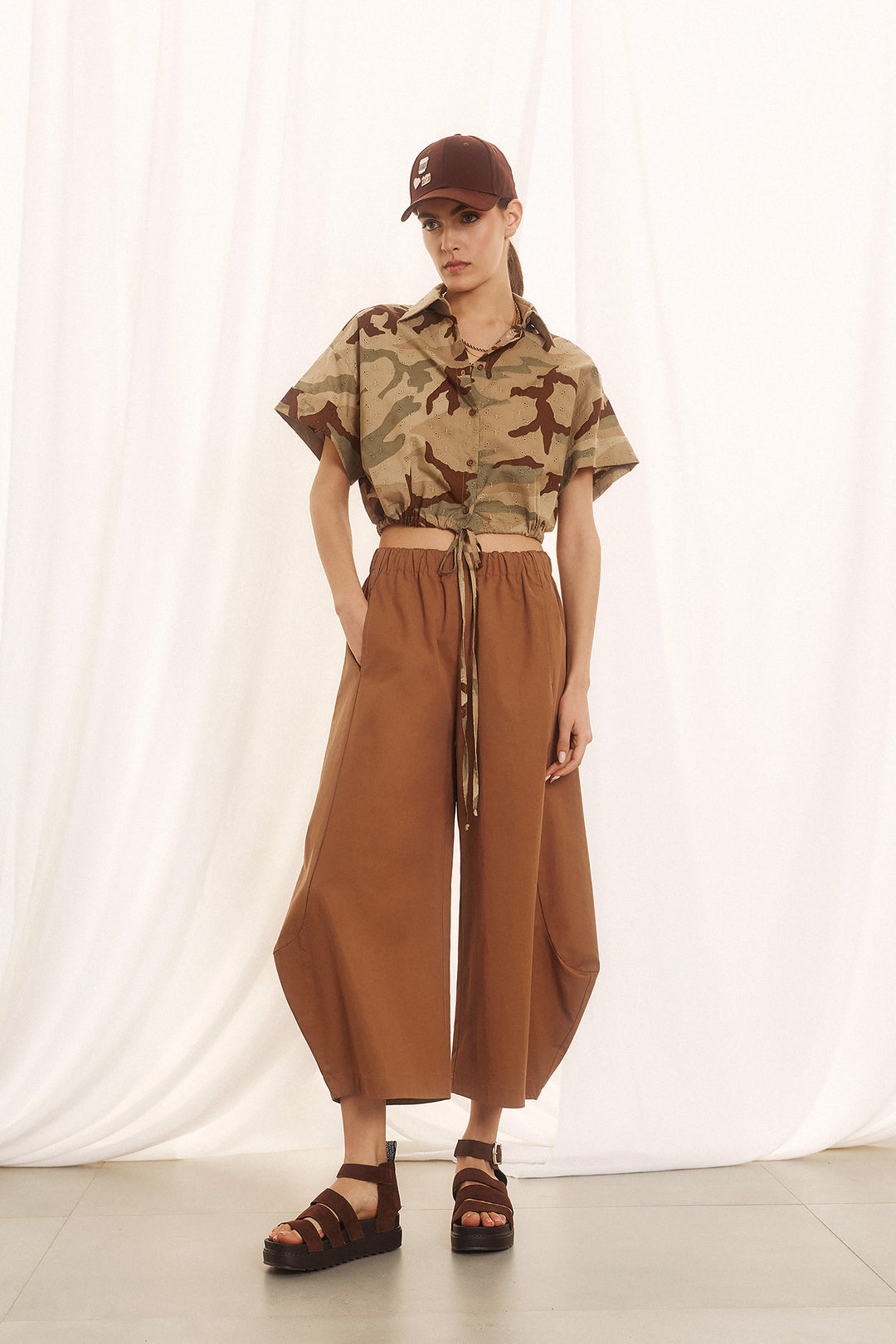 Cropped καμουφλάζ πουκάμισο με κέντημα broderie Figaro Fashion
