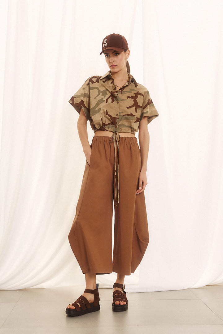 Cropped καμουφλάζ πουκάμισο με κέντημα broderie Figaro Fashion