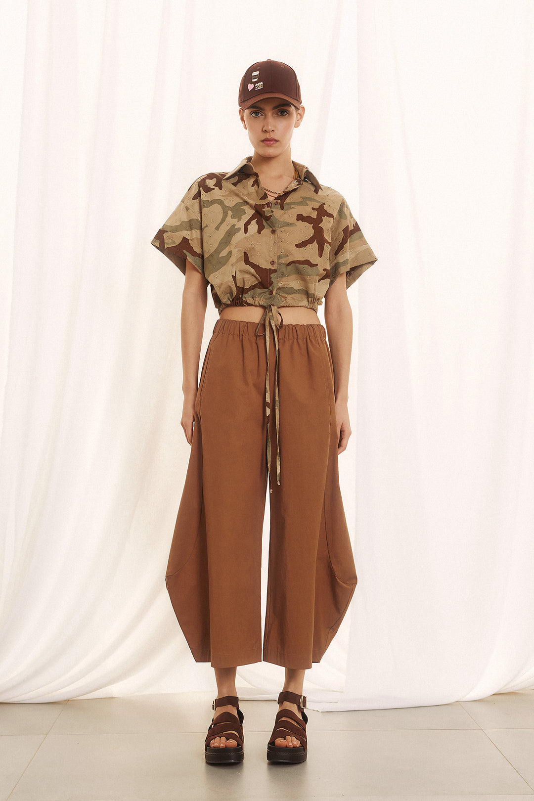 Cropped καμουφλάζ πουκάμισο με κέντημα broderie Figaro Fashion