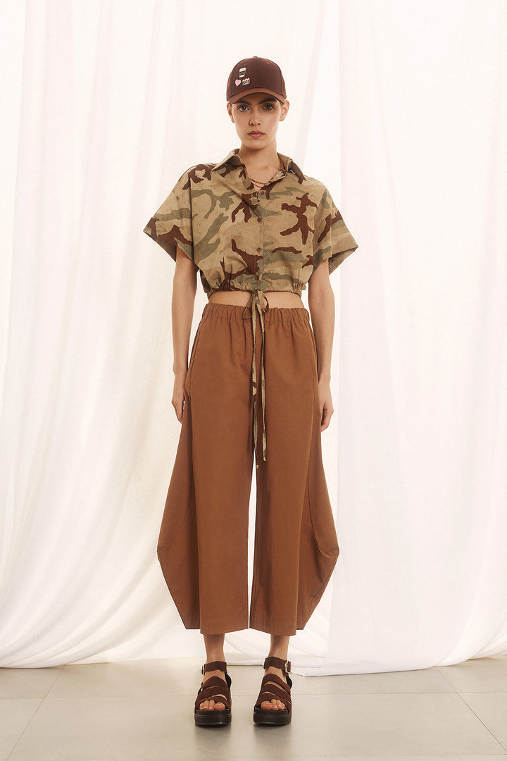 Cropped καμουφλάζ πουκάμισο με κέντημα broderie Figaro Fashion