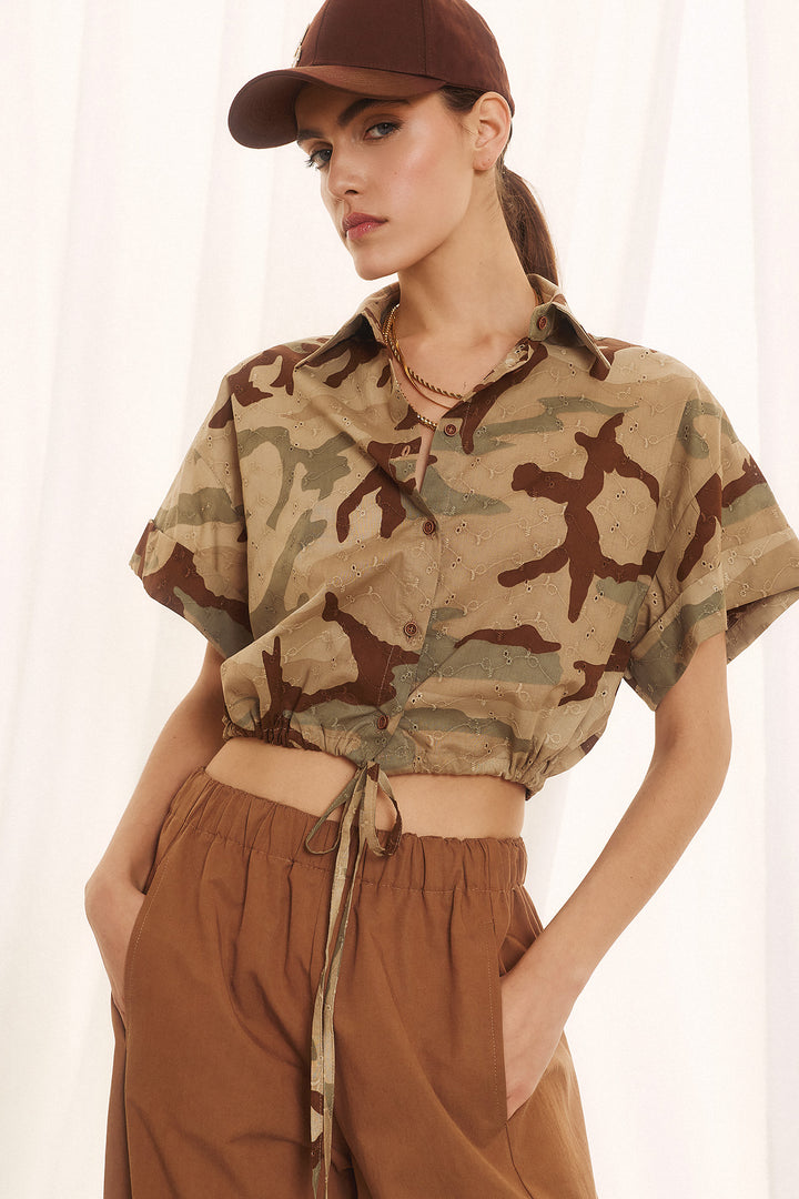 Cropped καμουφλάζ πουκάμισο με κέντημα broderie Figaro Fashion