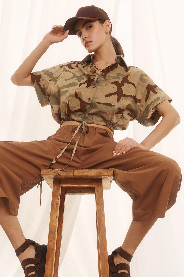 Cropped καμουφλάζ πουκάμισο με κέντημα broderie Figaro Fashion