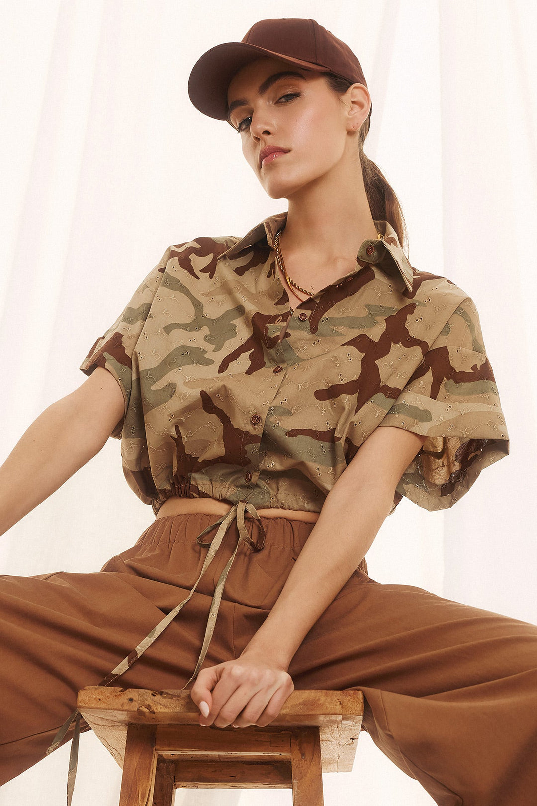 Cropped καμουφλάζ πουκάμισο με κέντημα broderie Figaro Fashion