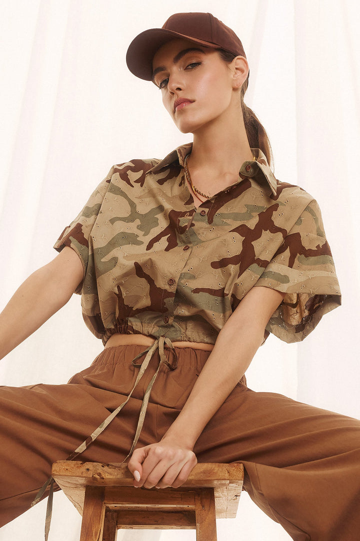 Cropped καμουφλάζ πουκάμισο με κέντημα broderie Figaro Fashion