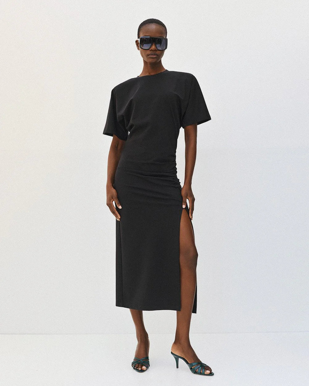 Φόρεμα μίντι με σκίσιμο και σούρες Access Fashion