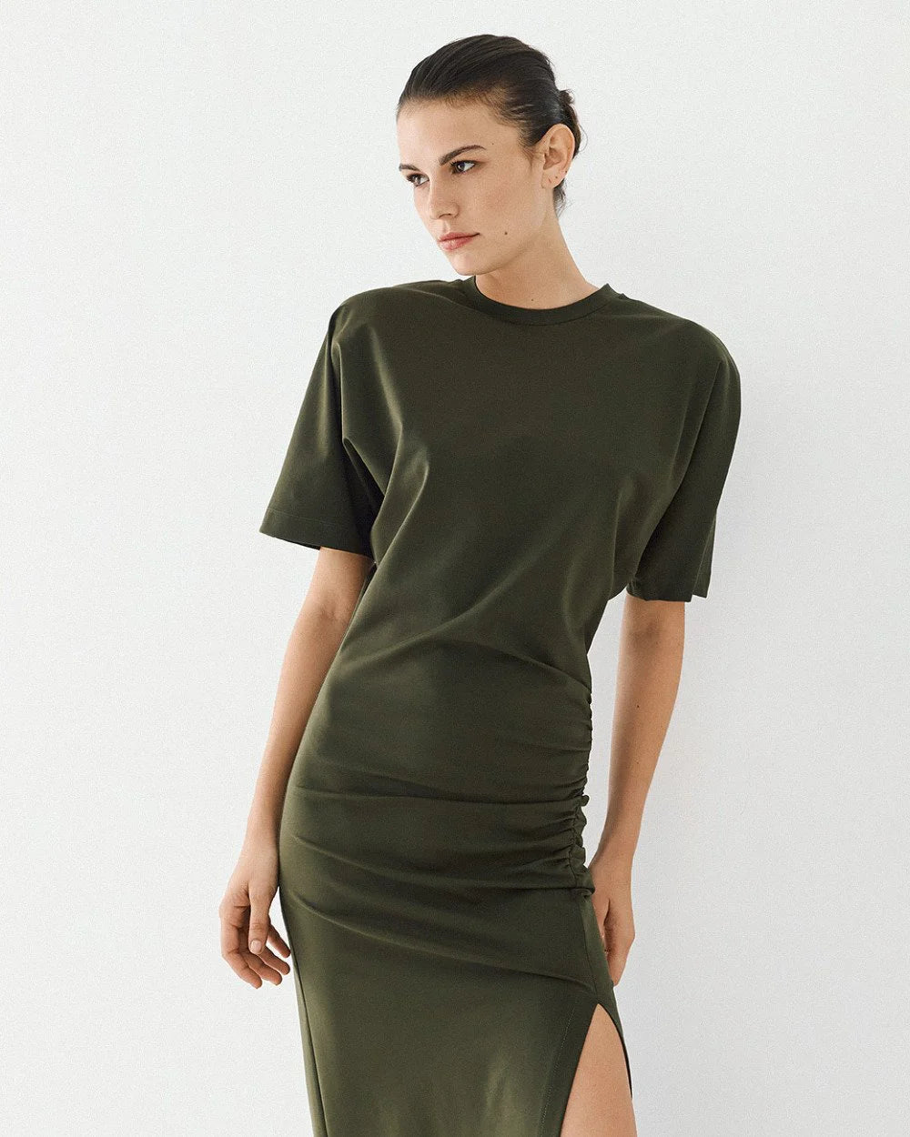 Φόρεμα μίντι με σκίσιμο και σούρες Access Fashion