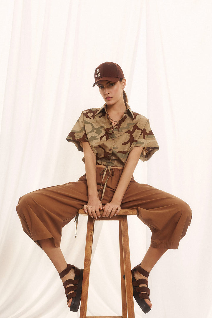 Cropped καμουφλάζ πουκάμισο με κέντημα broderie Figaro Fashion