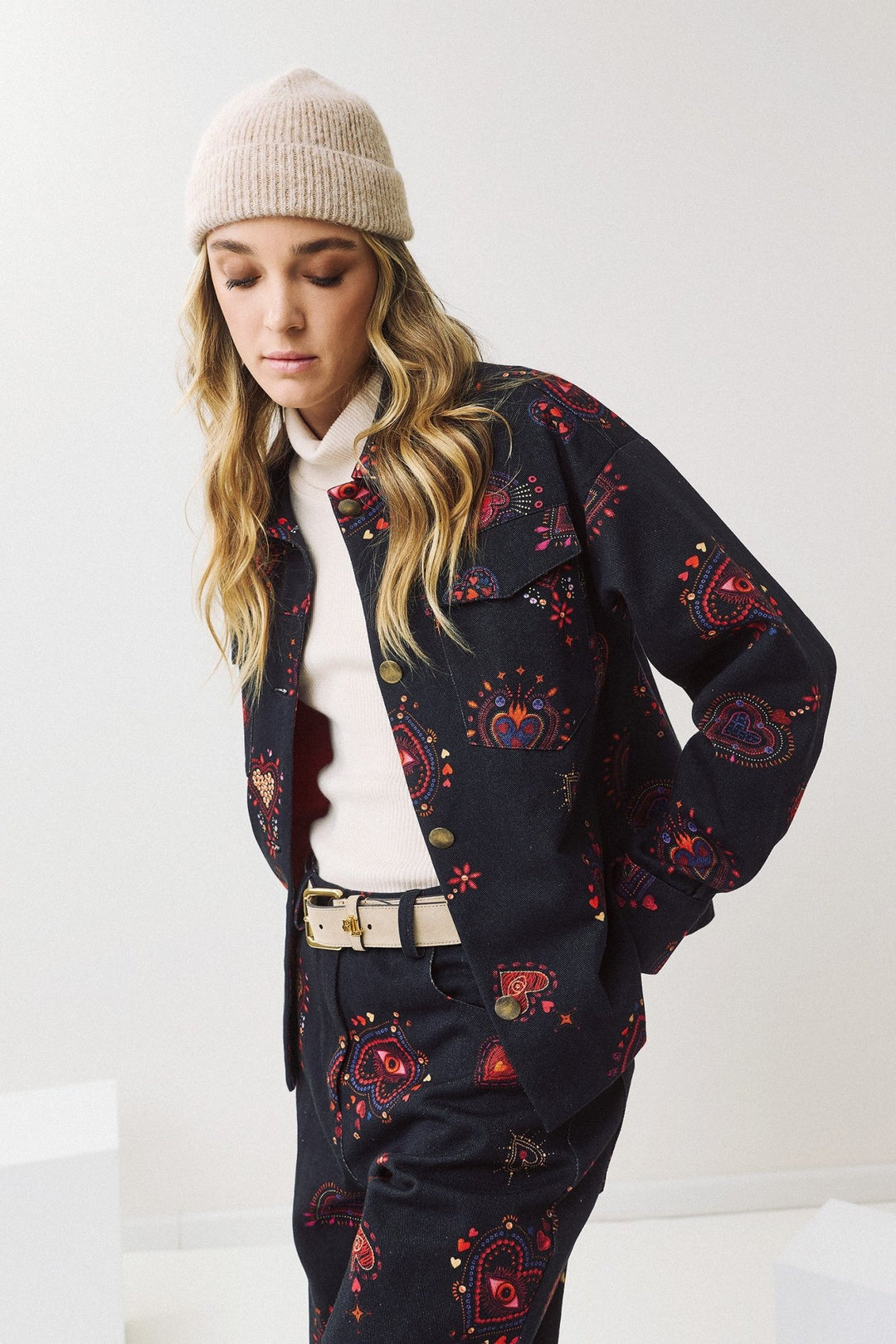 Denim τζάκετ με πολύχρωμο statement print Figaro Fashion