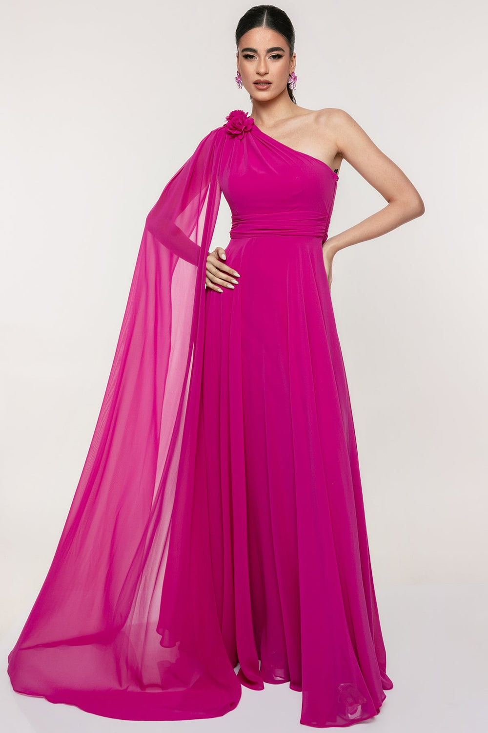 Φόρεμα μάξι με έναν ώμο και λουλούδια A Collection Boutique