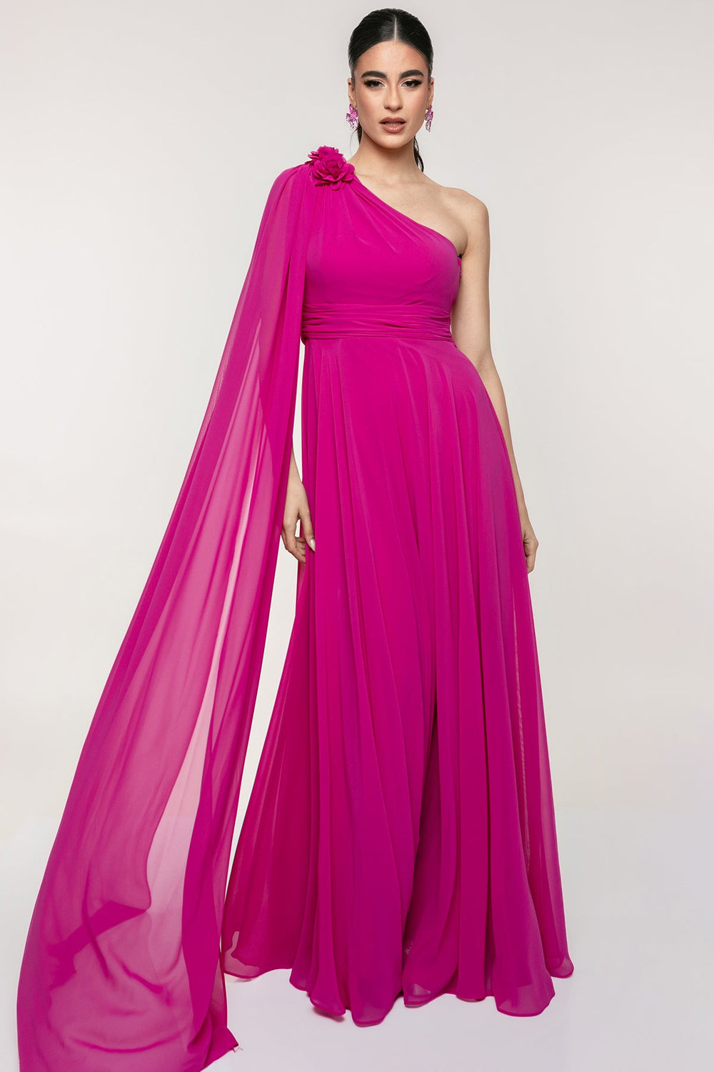Φόρεμα μάξι με έναν ώμο και λουλούδια A Collection Boutique