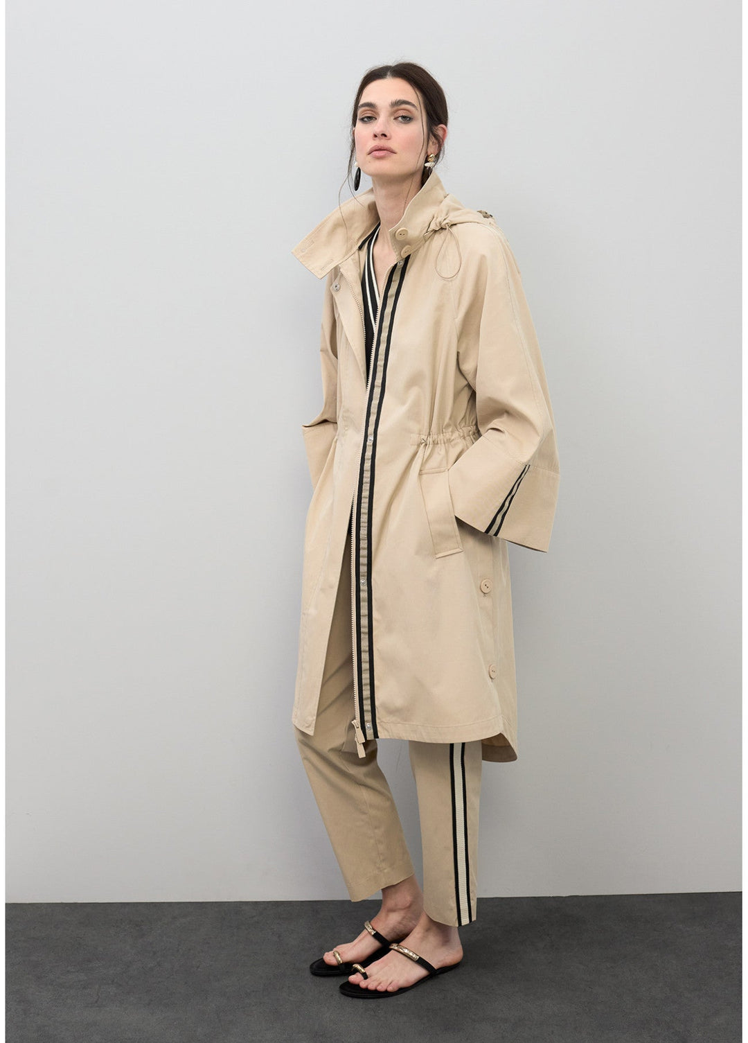 Καμπαρντίνα oversized με κουκούλα και διακοσμητικές ρίγες Lola Casademunt