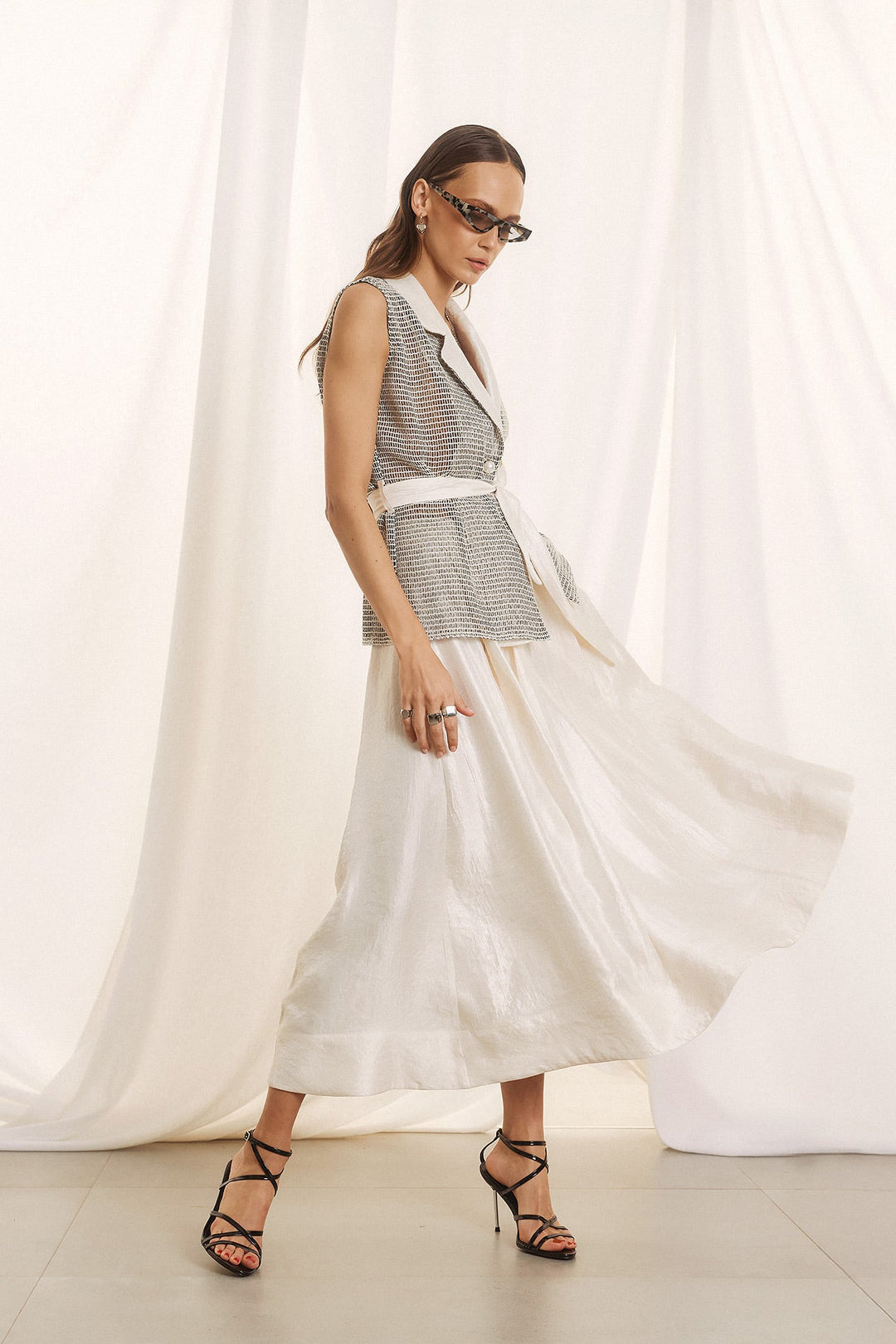 Μίντι φούστα με σατινέ υφή και πιέτες Figaro Fashion