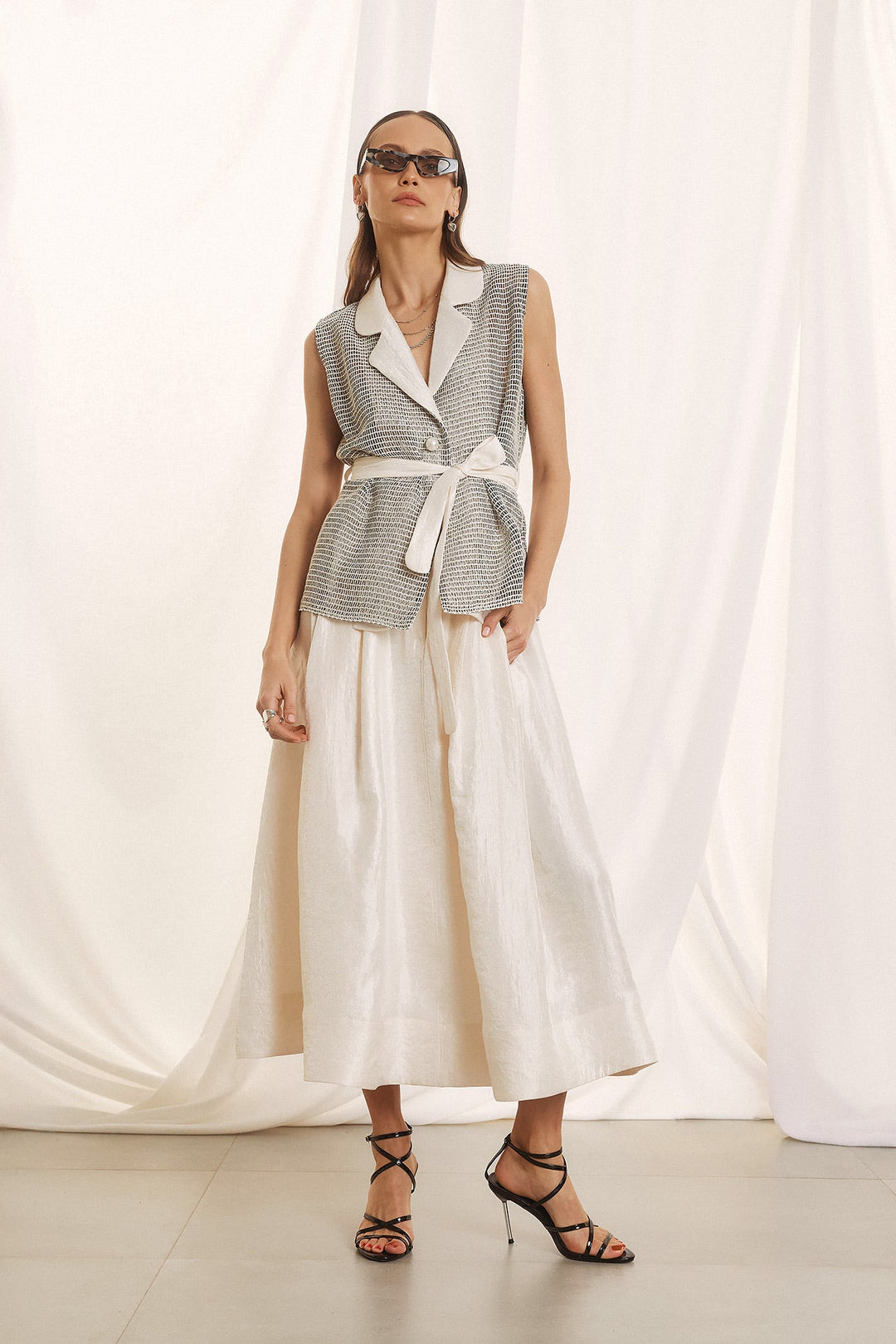 Μίντι φούστα με σατινέ υφή και πιέτες Figaro Fashion