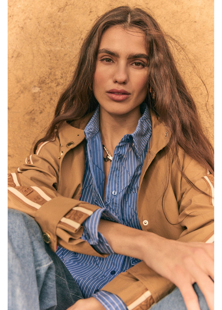 Oversized καμπαρντίνα με διακοσμητικές τρέσες Lola Casademunt