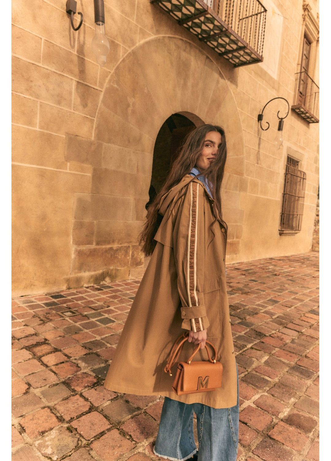 Oversized καμπαρντίνα με διακοσμητικές τρέσες Lola Casademunt