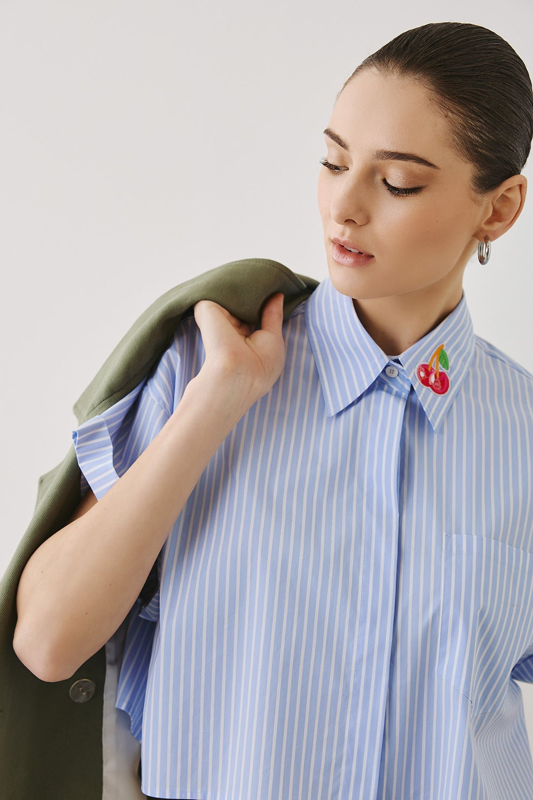 Πουκάμισο ριγέ crop με patch κεντημένο κερασάκι Figaro Fashion