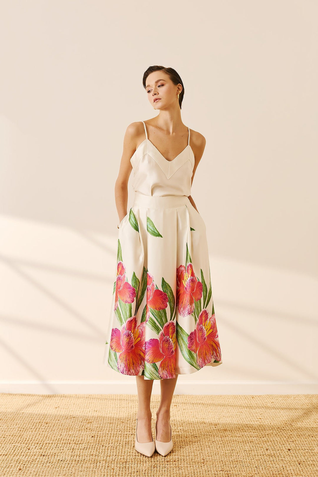 Τοπ σατέν με τιράντες και V λαιμόκοψη Figaro Fashion