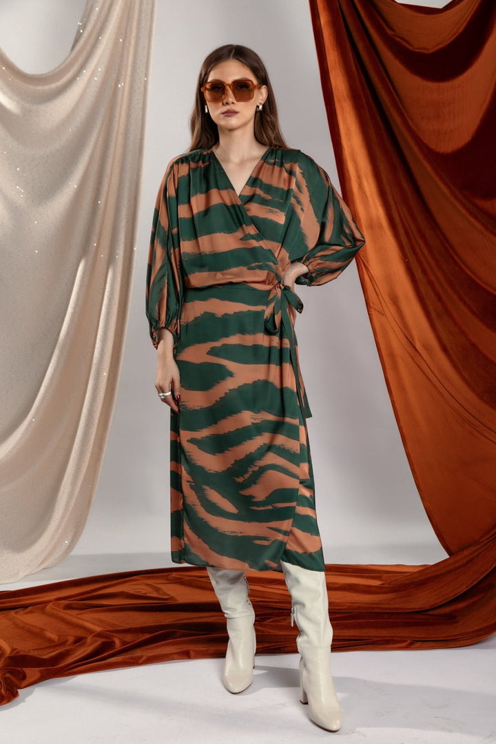 Φόρεμα σάτεν κρουαζέ με δέσιμο στο πλάι Access Fashion - A Collection Boutique